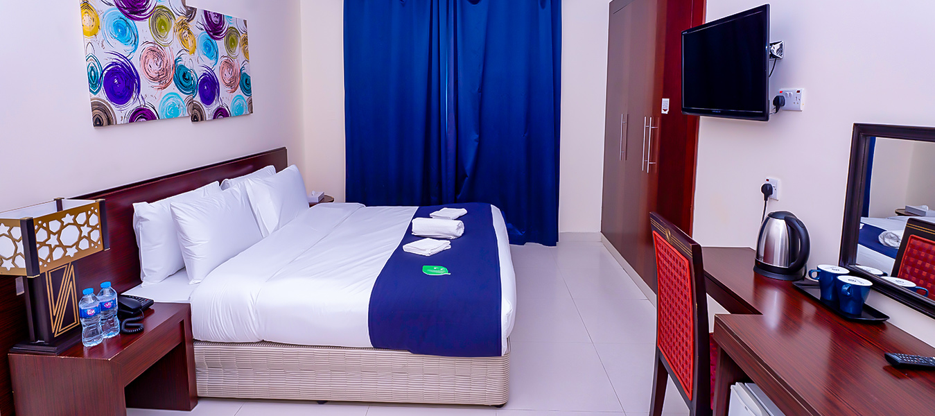 Luxurious Rooms: Elegant and comfortable accommodations.