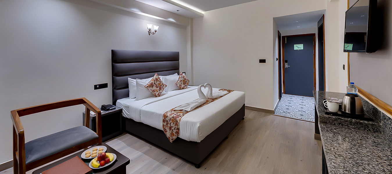 Elegant Rooms: Stylish and comfortable accommodations.