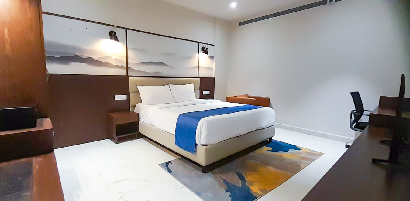 Elegant Rooms: Stylish and comfortable accommodations.