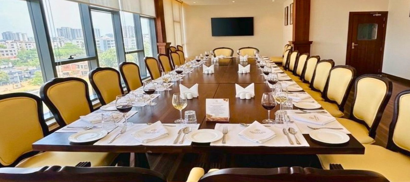 Versatile Event Venues: Elegant spaces suited for weddings, celebrations, meetings, and corporate events.
