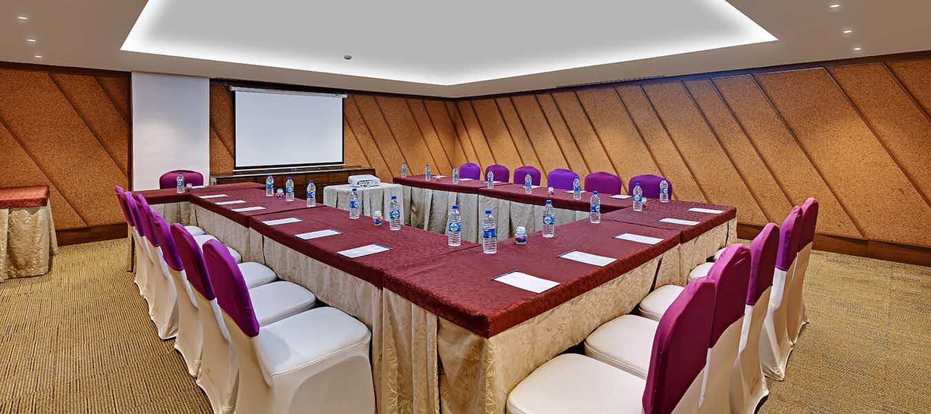 Versatile Event Spaces: Eight banquet halls accommodating up to 350 guests.