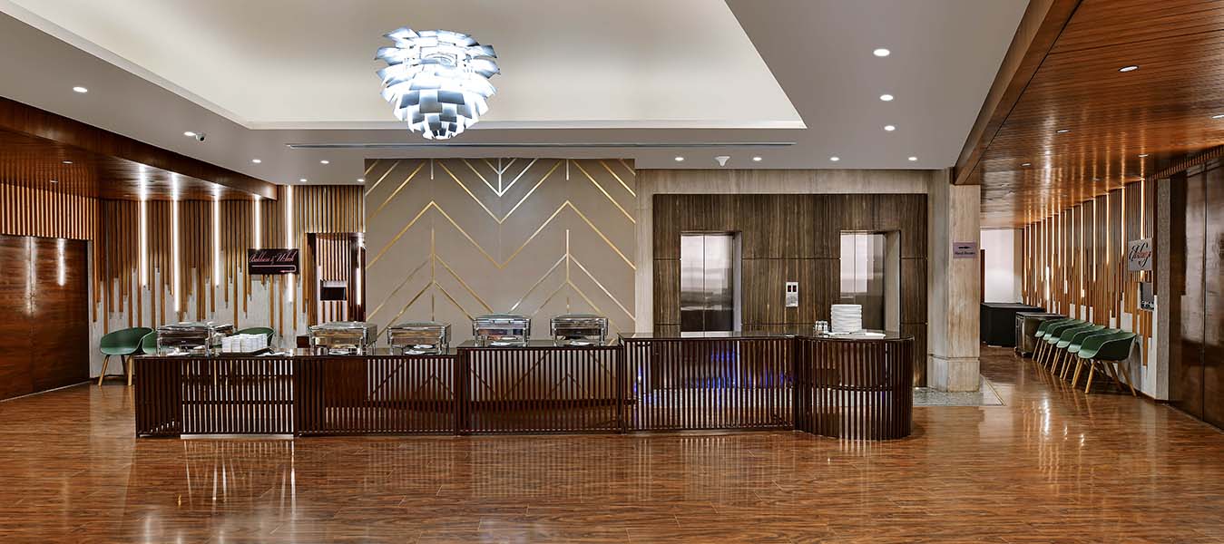 Prime Location: Just minutes from Chhatrapati Shivaji International Airport, perfect for business and leisure travellers.