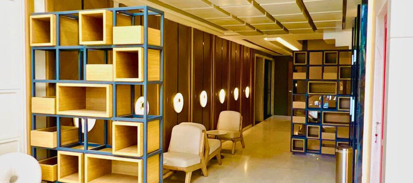 Versatile Event Venues: Elegant spaces suited for weddings, celebrations, meetings, and corporate events.