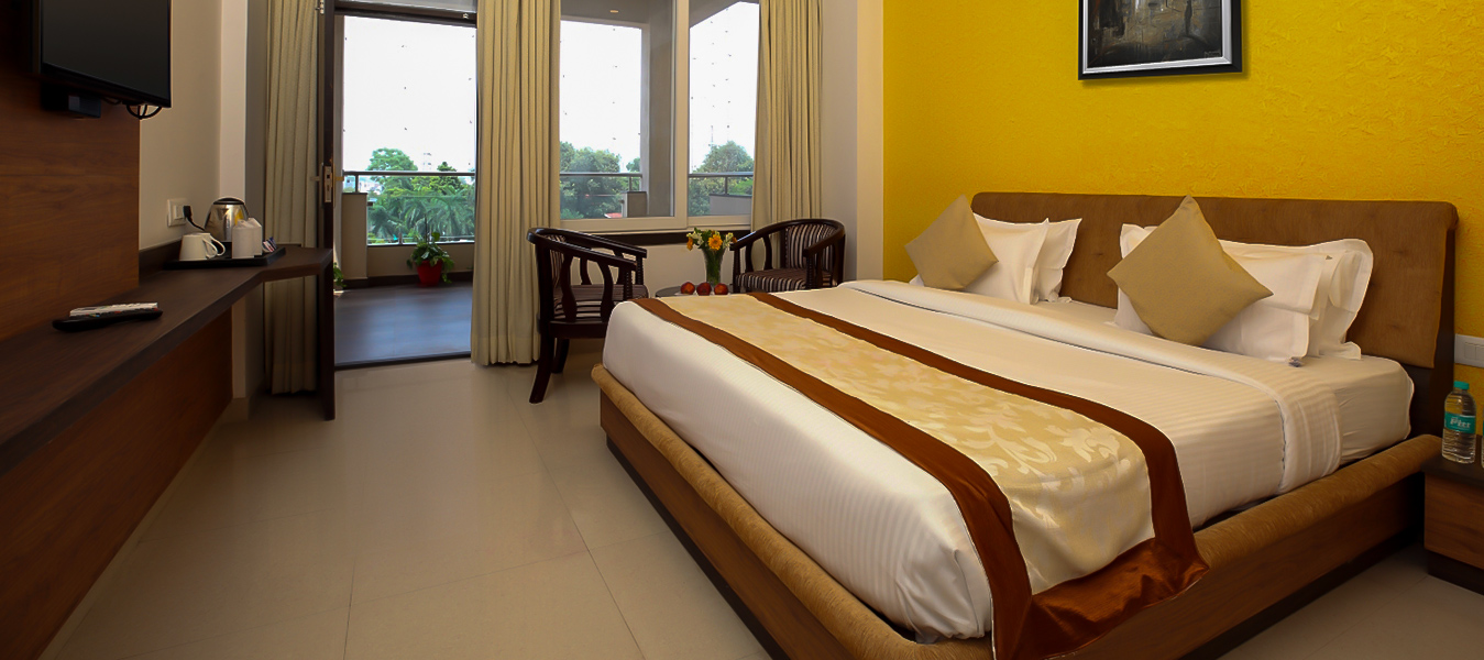 Convenient Location: Conveniently located near Chaudhary Charan Singh International Airport and Lucknow Railway Station.