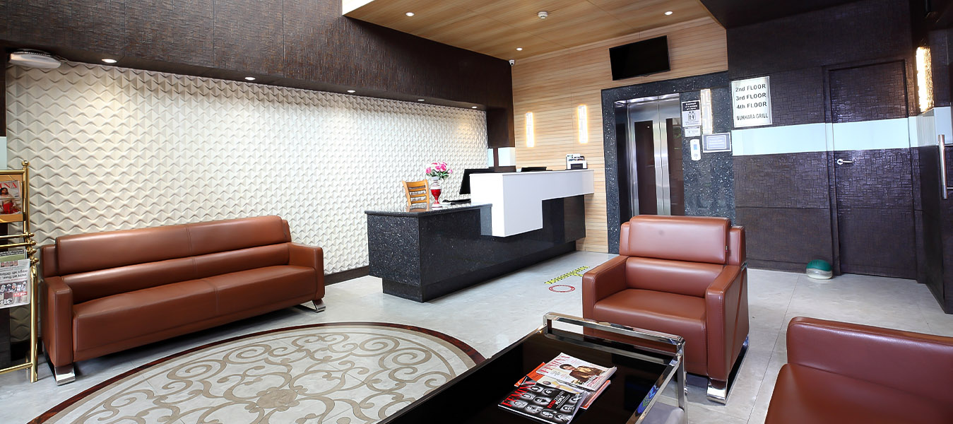Seamless travel experience with proximity to Alambag Railway Station and Chaudhary Charan Singh International Airport.