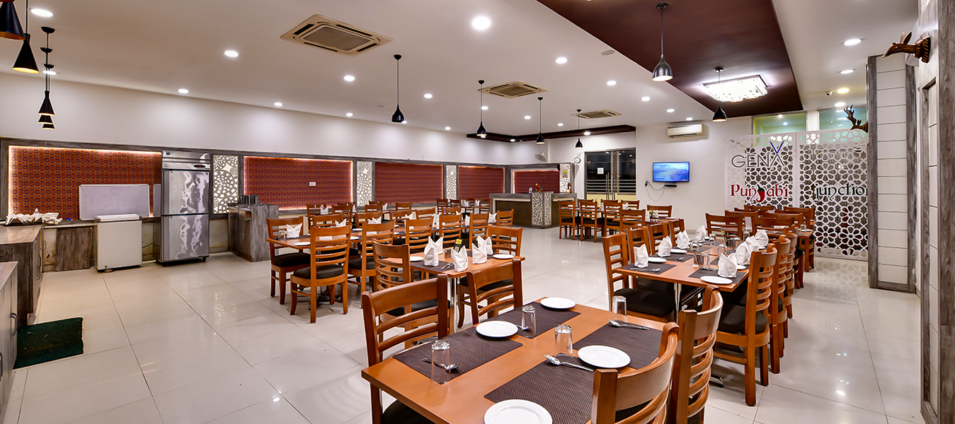 Diverse Dining: Offers a restaurant with a wide range of delectable dishes.