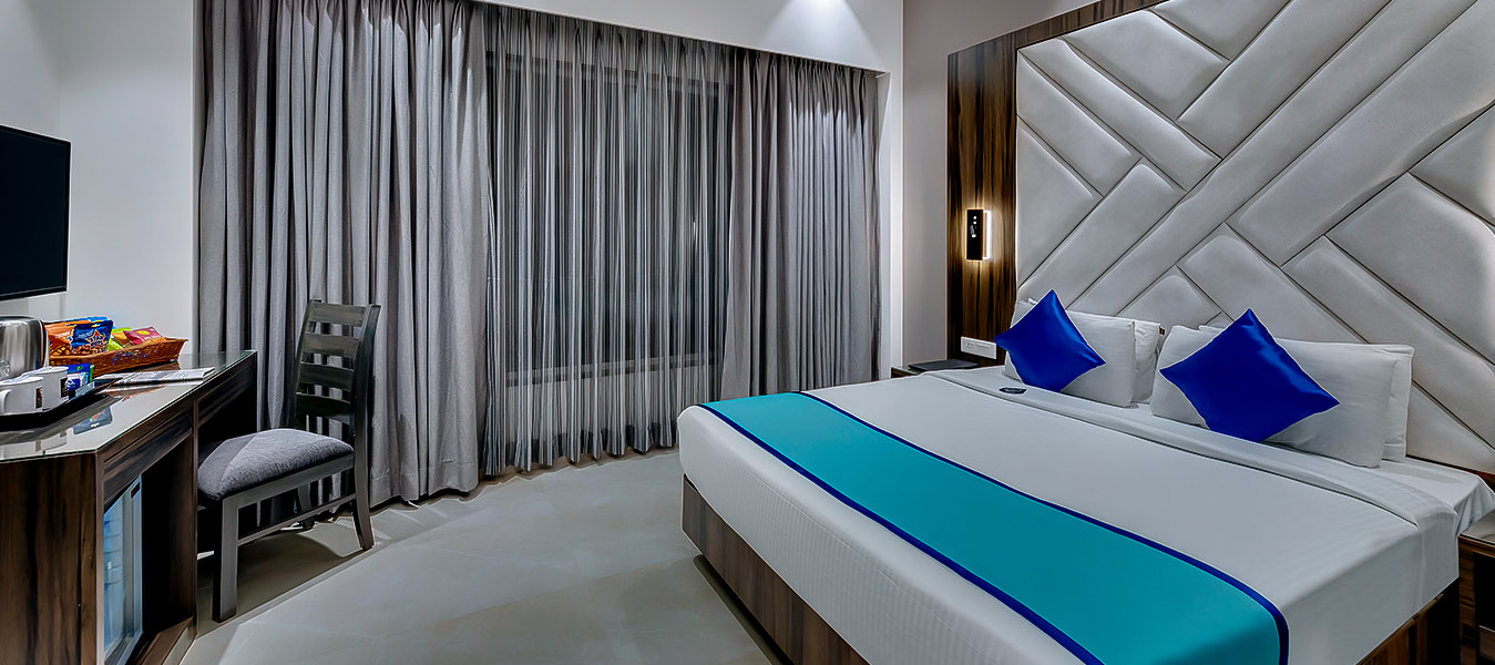 Luxurious Rooms: Elegant and comfortable accommodations.
